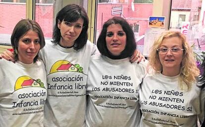 Madres de Infancia Libre (con camiseta blanca), tras ser invitadas por Podemos al Senado en 2017.