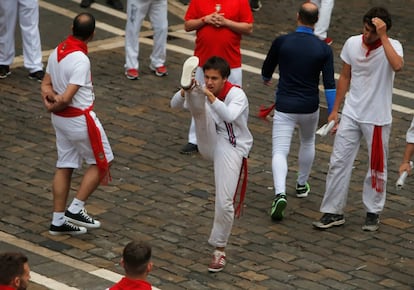 La carrera se ha desarrollado con menos corredores que en días anteriores y con cielo nublado pero sin lluvia, después de las intensas tormentas que se registraron el lunes por la tarde en Pamplona. El encierro ha durado dos minutos y 13 segundos, el más rápido de los tres realizados hasta ahora.