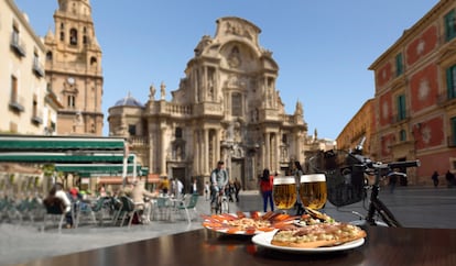 La Plaza del Cardenal Belluga, con la Catedral de Santa María al fondo, es uno de los lugares más emblemáticos de la ciudad para disfrutar del típico aperitivo.