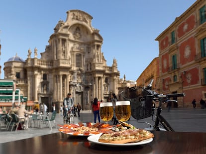 La Plaza del Cardenal Belluga, con la Catedral de Santa María al fondo, es uno de los lugares más emblemáticos de la ciudad para disfrutar del típico aperitivo.