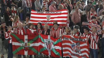 Aficionados del Athletic, en el aeropuerto de Bilbao, poco antes  de partir a Bucarest para asistir a la final.