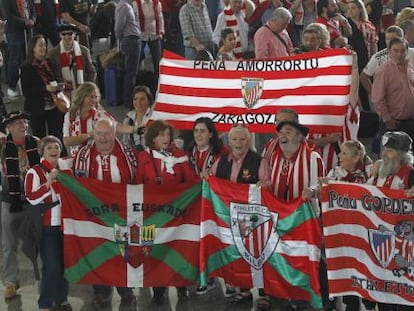 Aficionados del Athletic, en el aeropuerto de Bilbao, poco antes  de partir a Bucarest para asistir a la final.