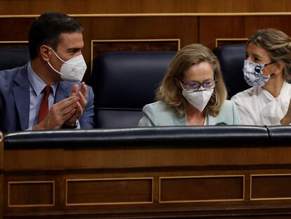 Desde la izquierda, el presidente del Gobierno, Pedro Sánchez, la vicepresidenta primera y ministra de Asuntos Económicos y Transformación Digital, Nadia Calviño, y la vicepresidenta segunda y ministra de Trabajo, Yolanda Díaz, en la sesión de control al Gobierno del pasado miércoles.