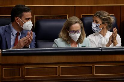 Desde la izquierda, el presidente del Gobierno, Pedro Sánchez, la vicepresidenta primera y ministra de Asuntos Económicos y Transformación Digital, Nadia Calviño, y la vicepresidenta segunda y ministra de Trabajo, Yolanda Díaz, en el Congreso de los Diputados el pasado miércoles.