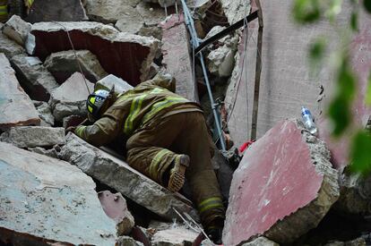Un bombero inspeciona los escombros en busca de supervivientes tras el terremoto que azotó Ciudad de México.