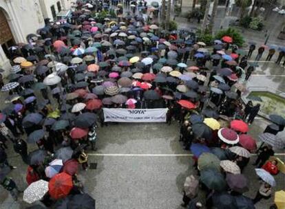 Los vecinos que apoyan al ex alcalde de Bigastro, ayer en el momento en que se concentraron ante el Ayuntamiento.