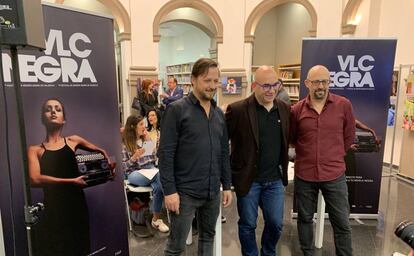 Bernardo Carrión, Jordi Fabregat y Santiago Álvarez, organizadores del festival Valencia Negra, junto al cartel de este año. 