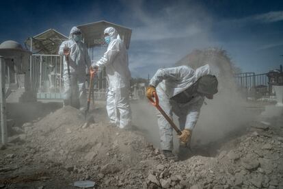 Trabajadores del Panteón de San Efren, Ecatepec, sepultan a un hombre que murió por covid, en Febrero de 2021.