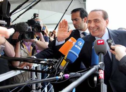 Silvio Berlusconi atiende a los medios en Bruselas.