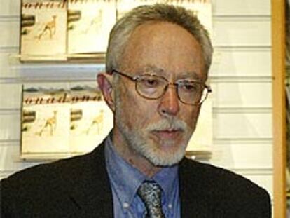 J. M. Coetzee muestra su libro <i>Desgracia.</i>