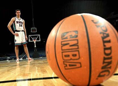 Pau Gasol, nuevo jugador del equipo de la NBA DE los Memphis Grizzlies. En primer plano, un balón marca Spalding oficial de la competición de la NBA.