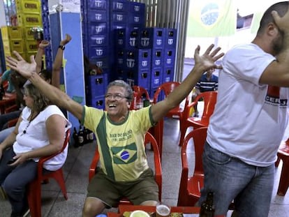 Torcedores reagem ao jogo do Brasil pela TV.