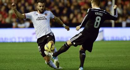 Toni Kroos lucha por un balón con Negredo