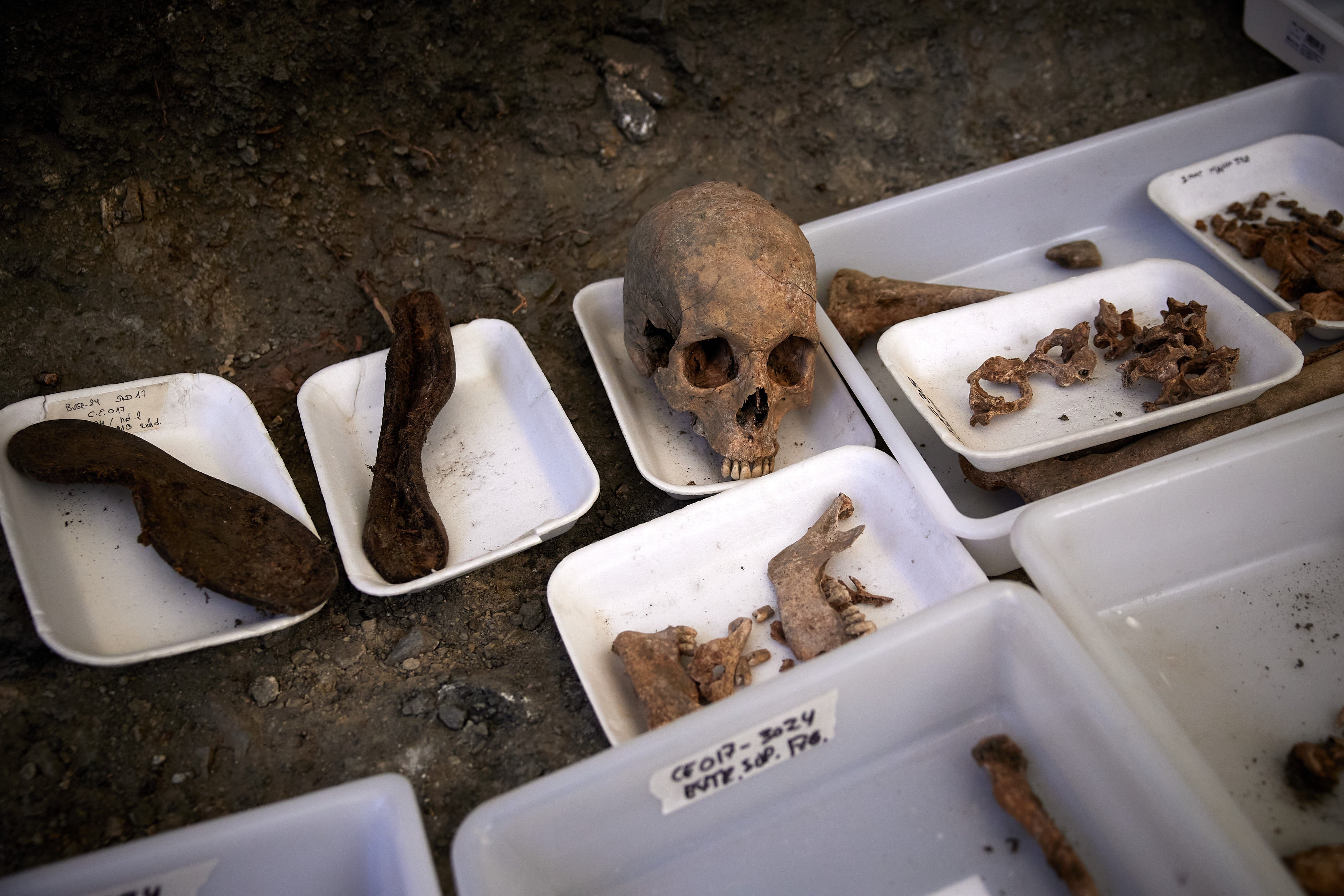 Detalle de suelas de zapatos y restos oseos de uno de los diez cuerpos encontrados maniatados en la fosa CE017 del Barranco de Viznar, Granada, donde fue asesinado García Lorca en 1936.