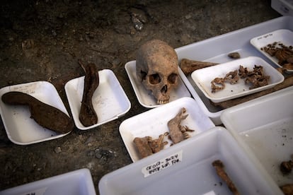 Detalle de suelas de zapatos y restos óseos de uno de los cuerpos encontrados maniatados en la fosa CE017 del Barranco de Viznar.