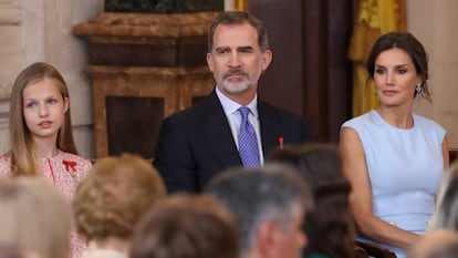 Los Reyes junto a la infanta Leonor durante el acto de imposición de condecoraciones de la orden del mérito civil, este miércoles en el Palacio Real de Madrid.
