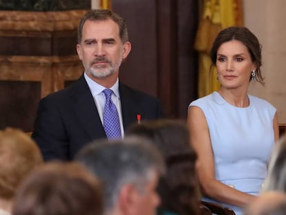 Los Reyes junto a la infanta Leonor durante el acto de imposición de condecoraciones de la orden del mérito civil, este miércoles en el Palacio Real de Madrid.