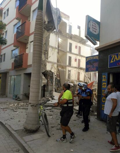 La Unidad Militar de Emergencias (UME) ha sido desplegada en la zona para participar en las labores de rescate, y se han desalojado los edificios colindantes de manera preventiva ante la posibilidad de que hubiera escapes de gas.