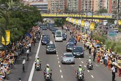 El pontífice se ha desplazado por las calles de Valencia, engalanadas para la ocasión, e incluso ha detenido su vehículo para saludar a los fieles que le vitoreaban desde los lados de la calzada.