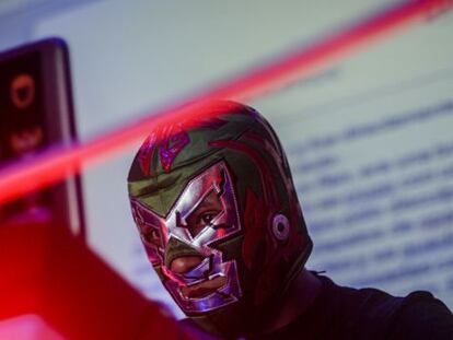 Uno de los escritores enmascarados que participan en el festival de improvisación literaria Lucho Libro, en Lima.