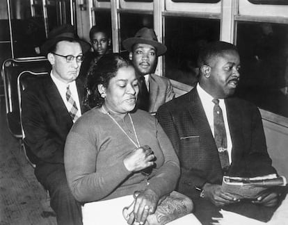 Martin Luther King y el reverendo Ralph Abernathy en uno de los primeros autobuses de integración en Montgomery, Alabama, en 1955. 