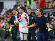 El entrenador del Rayo, Iñigo Pérez, da indicaciones a sus jugadores durante el encuentro ante el Real Madrid.