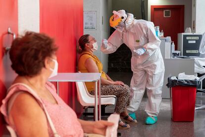 Una enfermera del 062 hace una prueba PCR a una mujer este martes, en el centro de salud del barrio de San Diego de Lorca, Murcia.