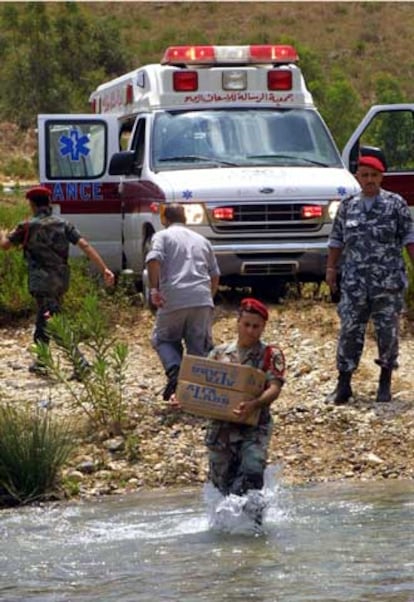 Soldados libaneses llevan material médico a través del río Litani, en el sur de Líbano. Los bombardeos llevados a cabo por el ejército israelí han destrozado numerosos puentes y vías de comunicación.