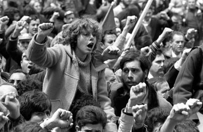 Una joven, puño en alto, en la manifestación del Primero de Mayo de 1978, en Madrid.
