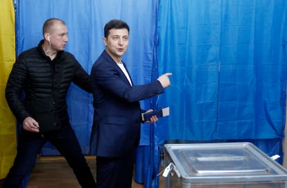 El entonces candidato Volodímir Zelenski vota durante la segunda vuelta de las elecciones presidenciales en Kiev, el 21 de abril de 2019.