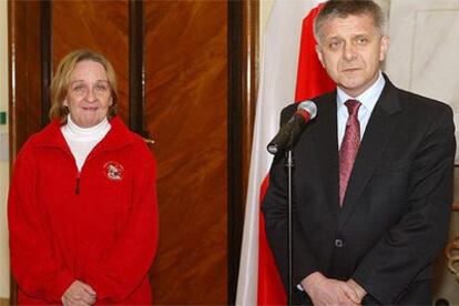 La polaca secuestrada en Irak hace casi un mes, Teresa Borcz, junto el primer ministro polaco, Marek Belka.