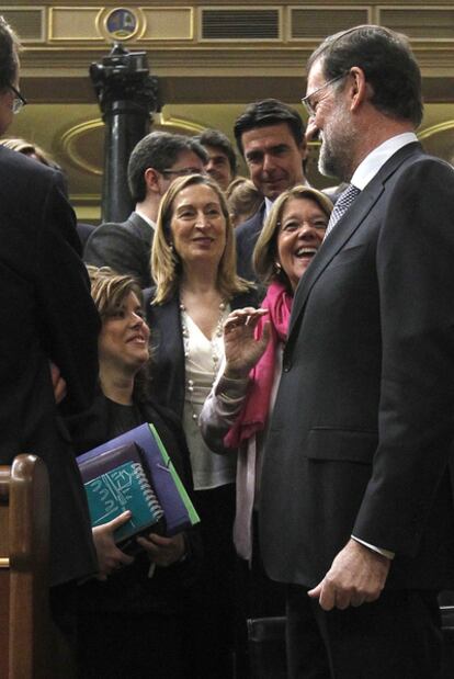Mariano Rajoy, rodeado de diputados y diputadas del PP, ayer durante el debate de investidura.