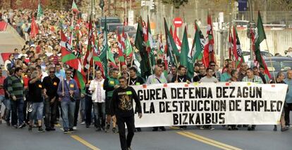 Los trabajadores de Bizkaibus en la sexta jornada de huelga en Bilbao.