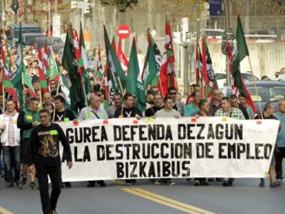 Los trabajadores de Bizkaibus en la sexta jornada de huelga en Bilbao.