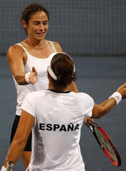 Virginia Ruano y Anabel Medina (de espaldas) celebran un punto.