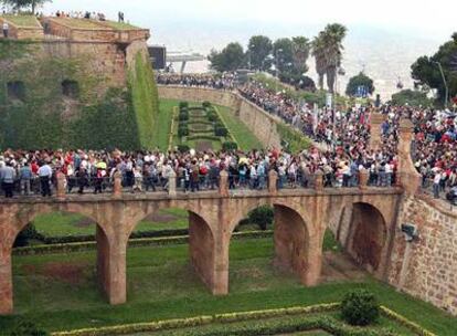 La cola que se formó ayer para acceder al castillo de Montjuïc.