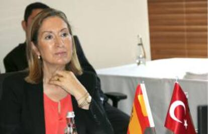 La ministra española de Fomento, Ana Pastor, durante la rueda de prensa que ha ofrecido hoy en Estambul con representantes de las compañías OHL y Dimetronic, que juntas llevan a cabo una importante parte del proyecto Marmaray, el túnel ferroviario que une por primera vez Europa y Asia por debajo del Bósforo.