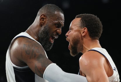 LeBron y Curry celebran la victoria ante Serbia.