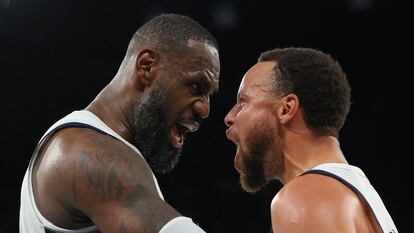 LeBron y Curry celebran la victoria ante Serbia.