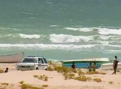 Una imagen de televisión sin fechar muestra a varios piratas en la playa de Eyl, al norte de Somalia.