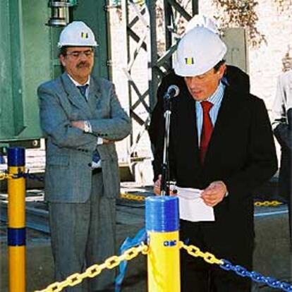 José María Hidalgo (centro), <i>country manager</i> de Endesa en Argentina. A su derecha, el ministro Julio de Vido.