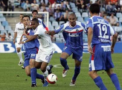 Robinho trata de abrirse paso entre varios jugadores del Getafe en el partido de la primera vuelta de la Liga, ganado por el Madrid en el estadio Alfonso Pérez.