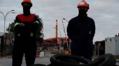 Trabajadores de ALCOA en los alrededores de la fábrica de aluminio en Lugo.