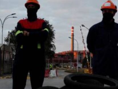 Trabajadores de ALCOA en los alrededores de la fábrica de aluminio en Lugo.