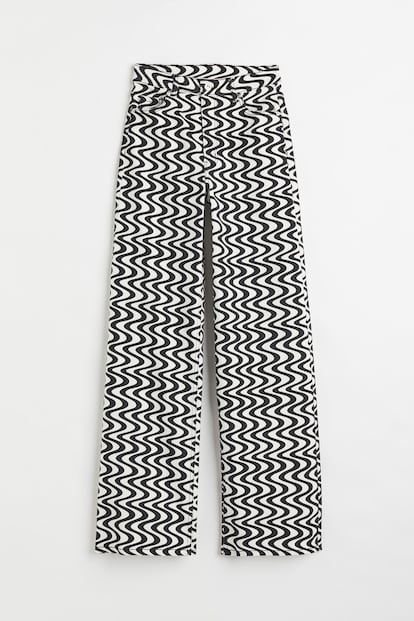 Si el Op-Art es tu debilidad y los estampados geométricos marcan la diferencia en tu armario, estos pantalones de talle alto en blanco y negro de H&M es justo lo que buscas.
14,99€