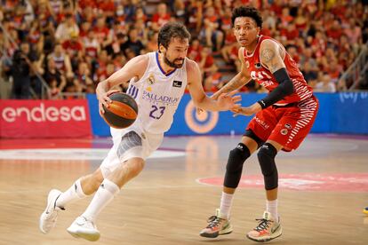 El base del BAXI Manresa Joe Thomasson, y el escolta del Real Madrid Sergio Llull, durante el partido de cuartos de final de la Liga ACB, este sábado en Manresa.