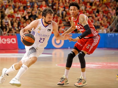 El base del BAXI Manresa Joe Thomasson, y el escolta del Real Madrid Sergio Llull, durante el partido de cuartos de final de la Liga ACB, este sábado en Manresa.