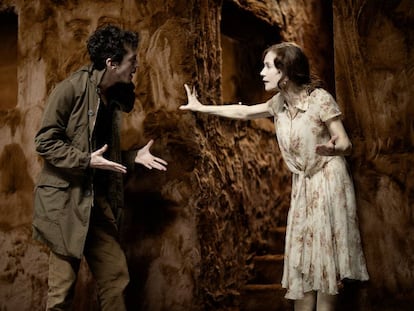 Nahuel Pérez Biscayart e Isabelle Huppert, en un momento de 'La ménagerie de verre', estrenada en el Odéon de París.
 