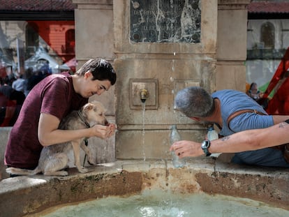 Varias personas se refrescaban el martes en una fuente en la localidad valenciana de Xàtiva.