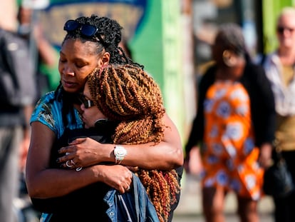 Dos mujeres se abrazan frente al supermercado donde sucedió la matanza, este domingo en Búfalo (Nueva York).